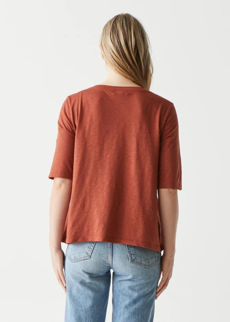 Dua Tee - Pecan-Hand In Pocket