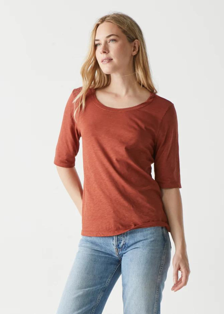 Dua Tee - Pecan-Hand In Pocket