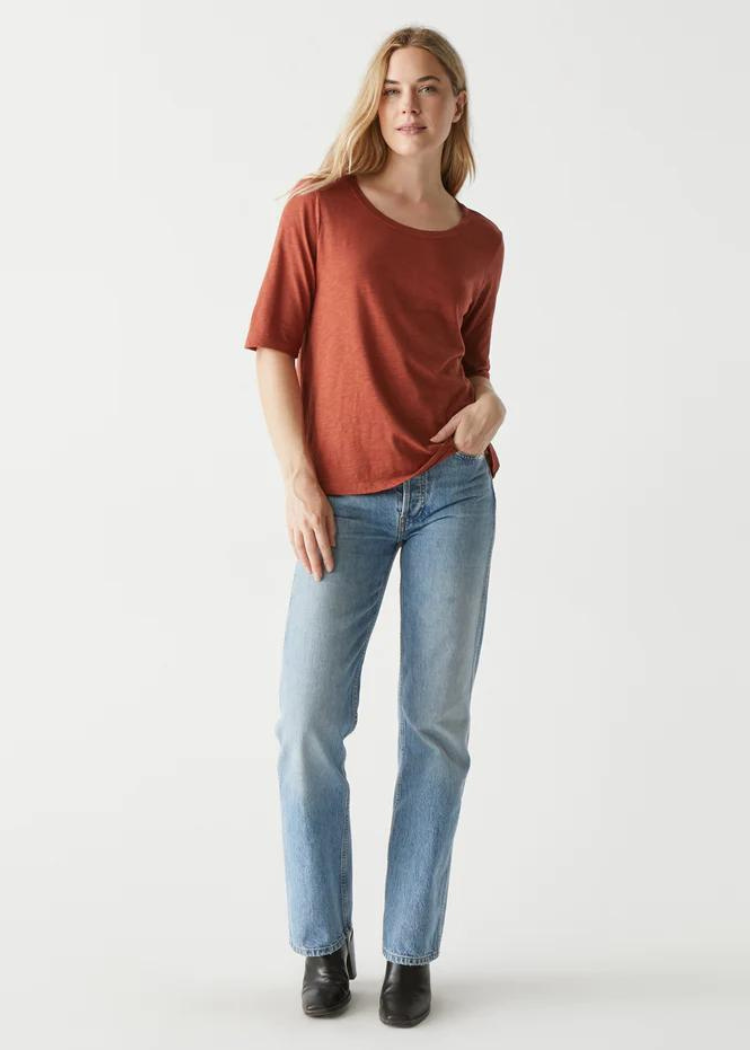Dua Tee - Pecan-Hand In Pocket