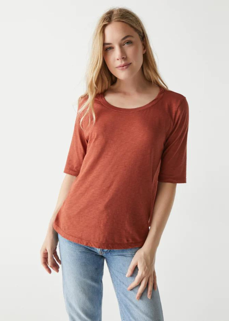 Dua Tee - Pecan-Hand In Pocket