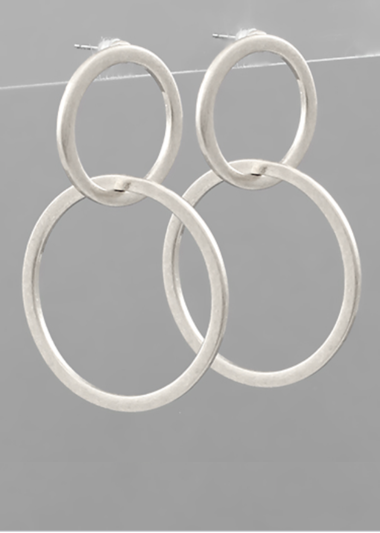 Chaya Linked Cirlce Earrings-Silver-Hand In Pocket
