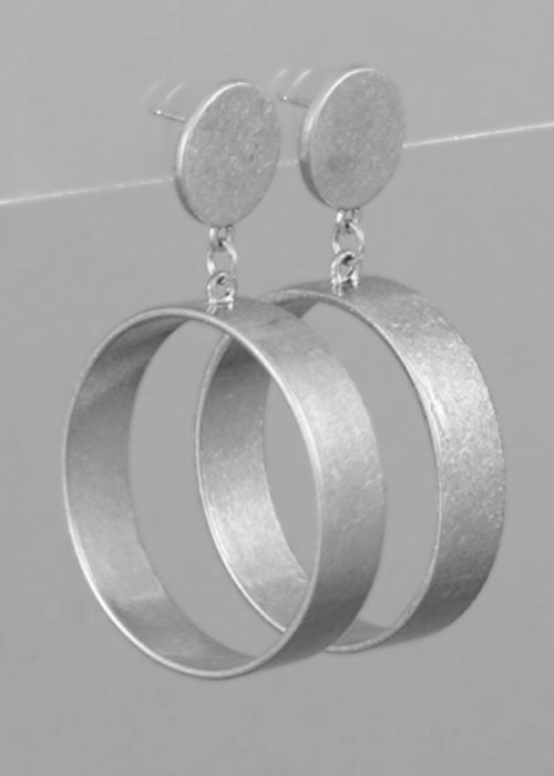 Yuka Flat Cirlce Dangle Earrings-Worn Silver-Hand In Pocket