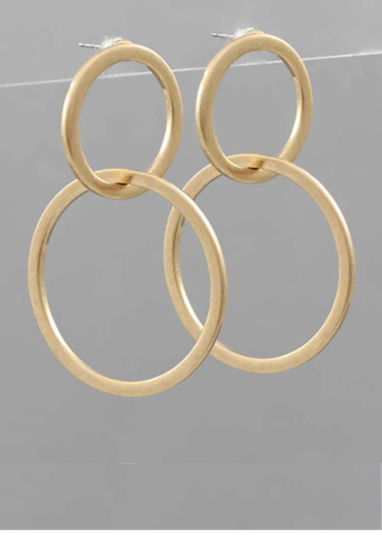 Chaya Linked Cirlce Earrings-Gold-Hand In Pocket