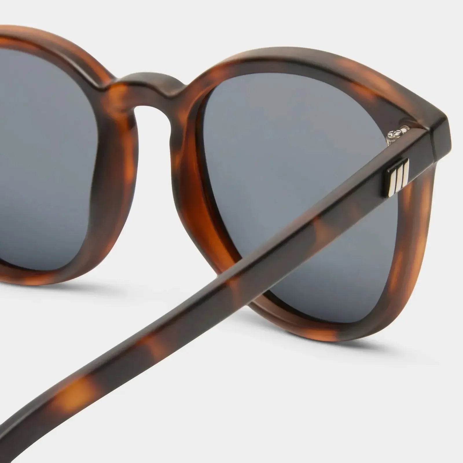 Le Specs Bandwagon - Matte Tort-Hand In Pocket