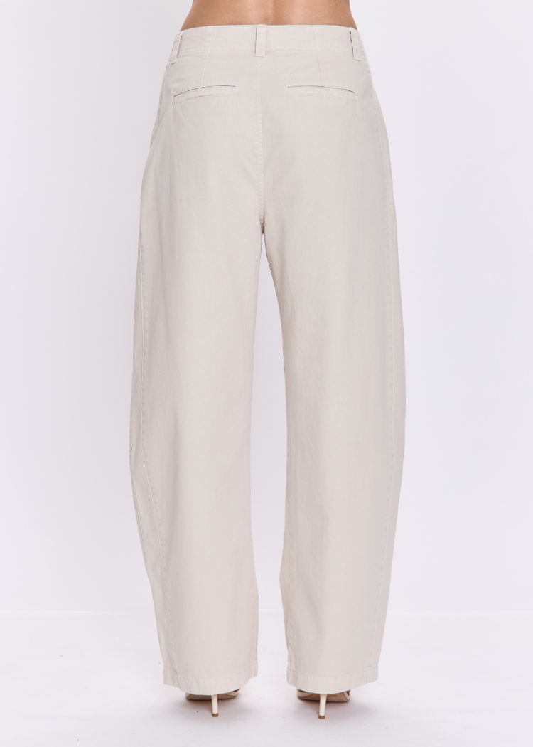 Pistola Eden Pleated Barrel Trouser – Parchment-Hand In Pocket