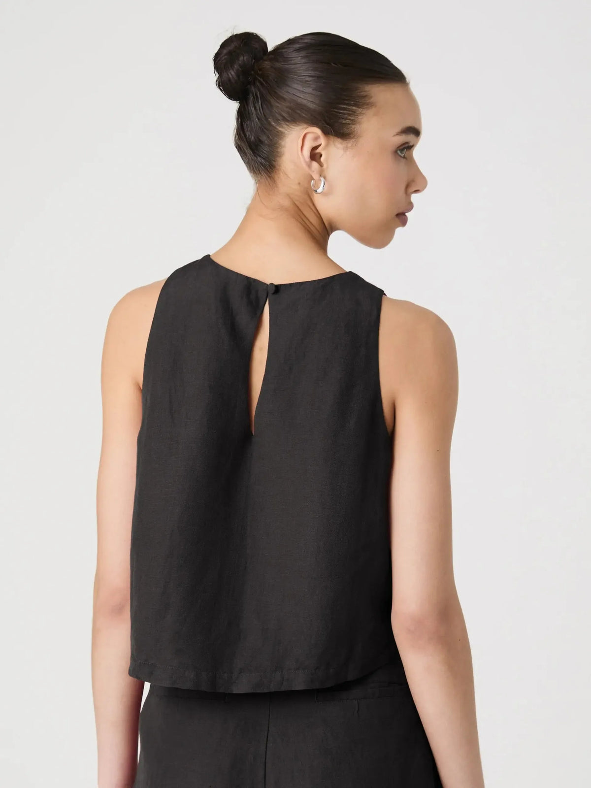 French Connection Birdie Linen Shell Top- Black-Hand In Pocket
