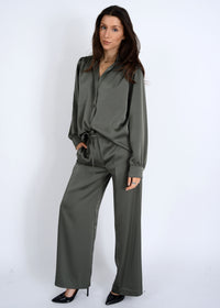RD Style Balicia Button Up - Ivy-Hand In Pocket