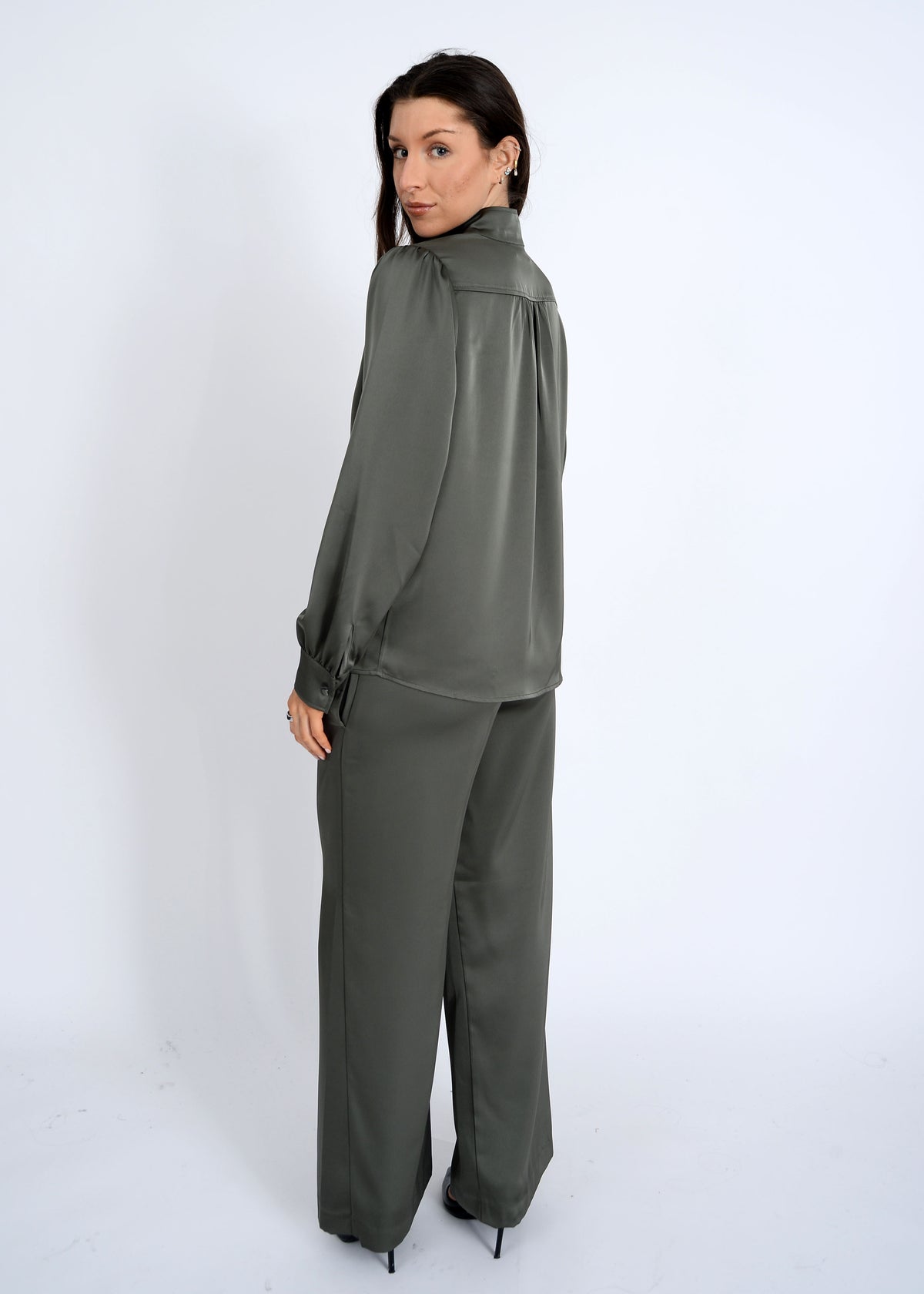 RD Style Balicia Button Up - Ivy-Hand In Pocket