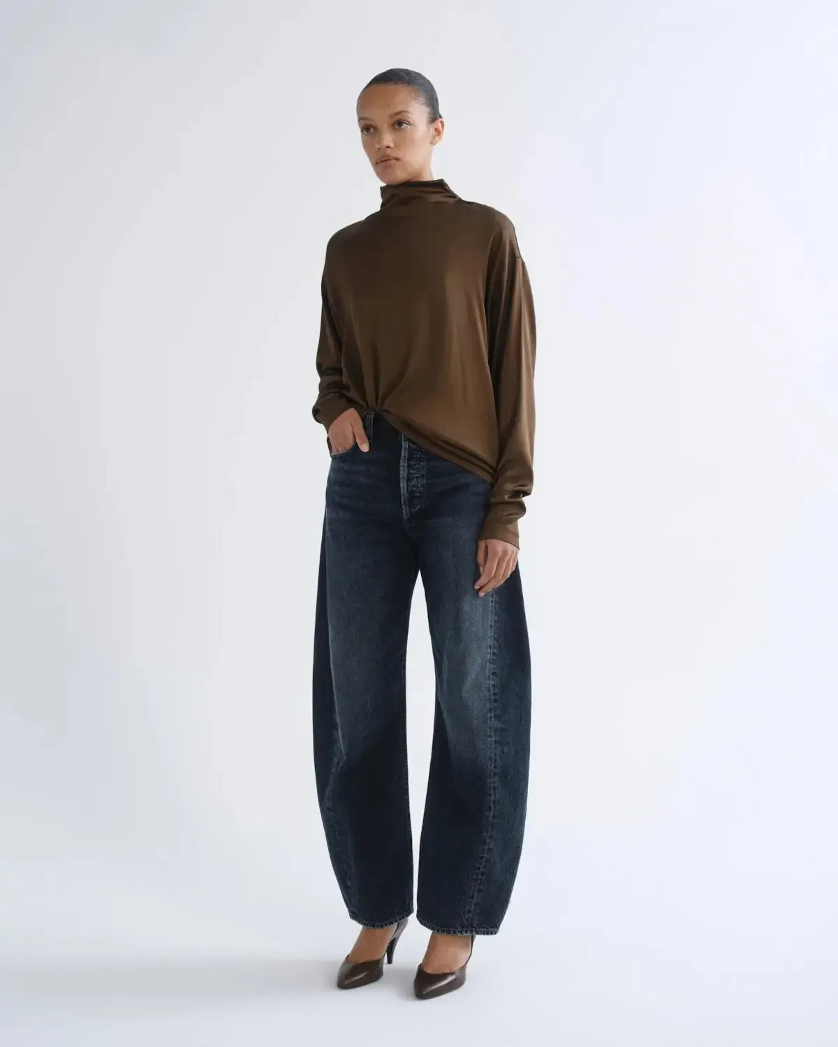 Agolde Bryony Top In Satin - Olive Brown-Hand In Pocket
