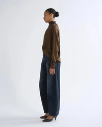 Agolde Bryony Top In Satin - Olive Brown-Hand In Pocket