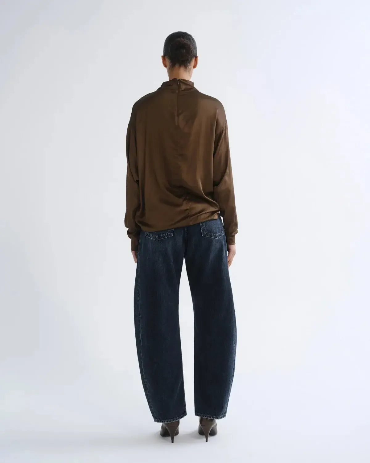 Agolde Bryony Top In Satin - Olive Brown-Hand In Pocket
