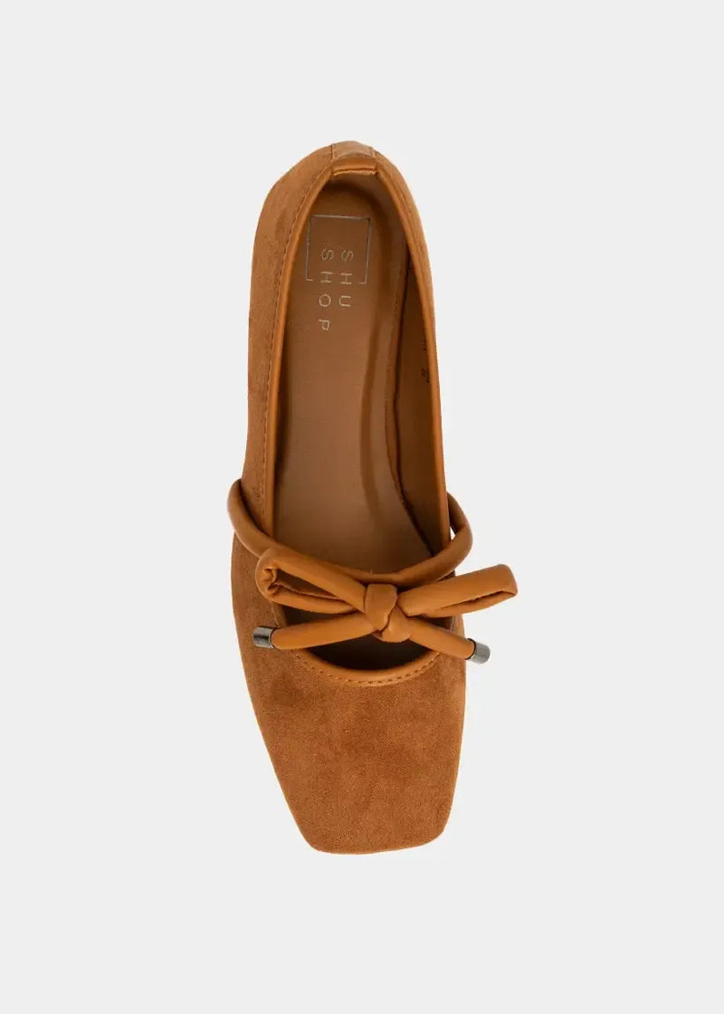 SHU Shop Adriana Flat- Camel-Hand In Pocket