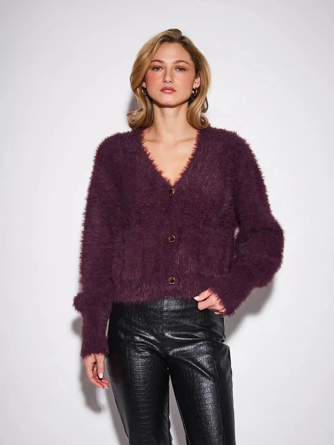 John & Jenn Cordelia V-Neck Cardigan - Smooth Bordeaux-Hand In Pocket