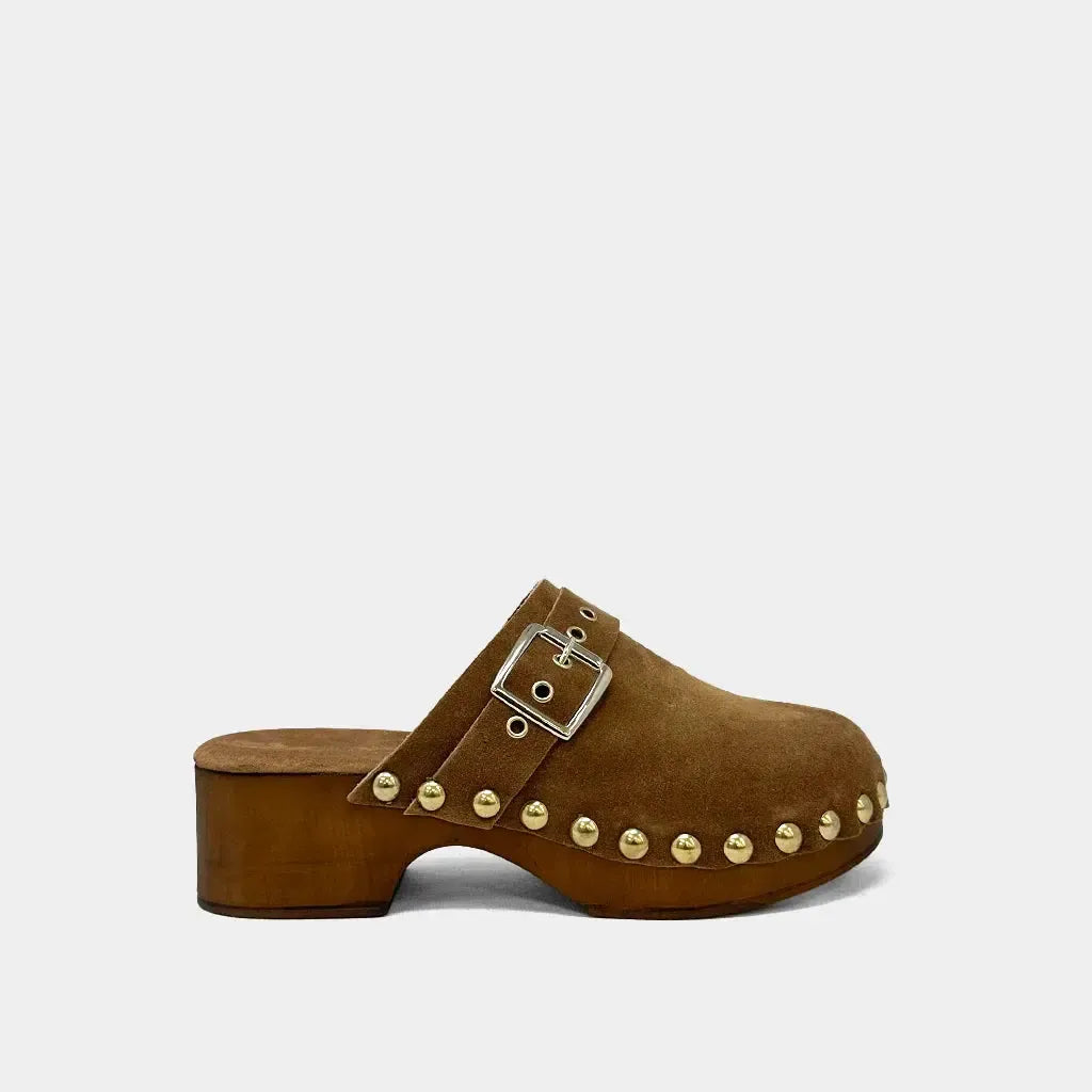 SHU Shop Fabiana Clog- Brown-Hand In Pocket