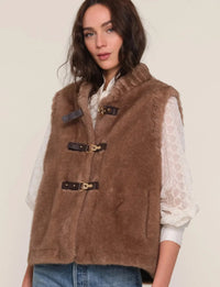 Heartloom Hosk Vest- Fawn-Hand In Pocket