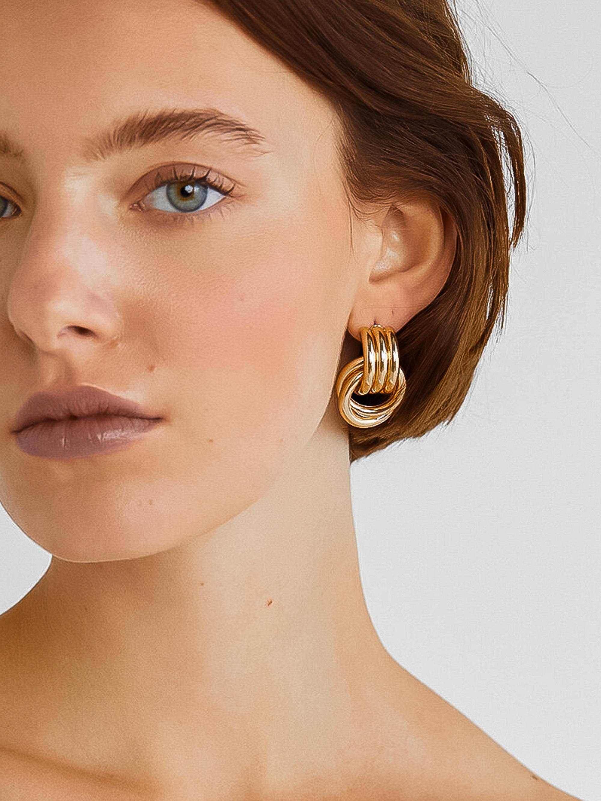 Wanda 18K Gold Hoop Earring - Yellow Gold-Hand In Pocket