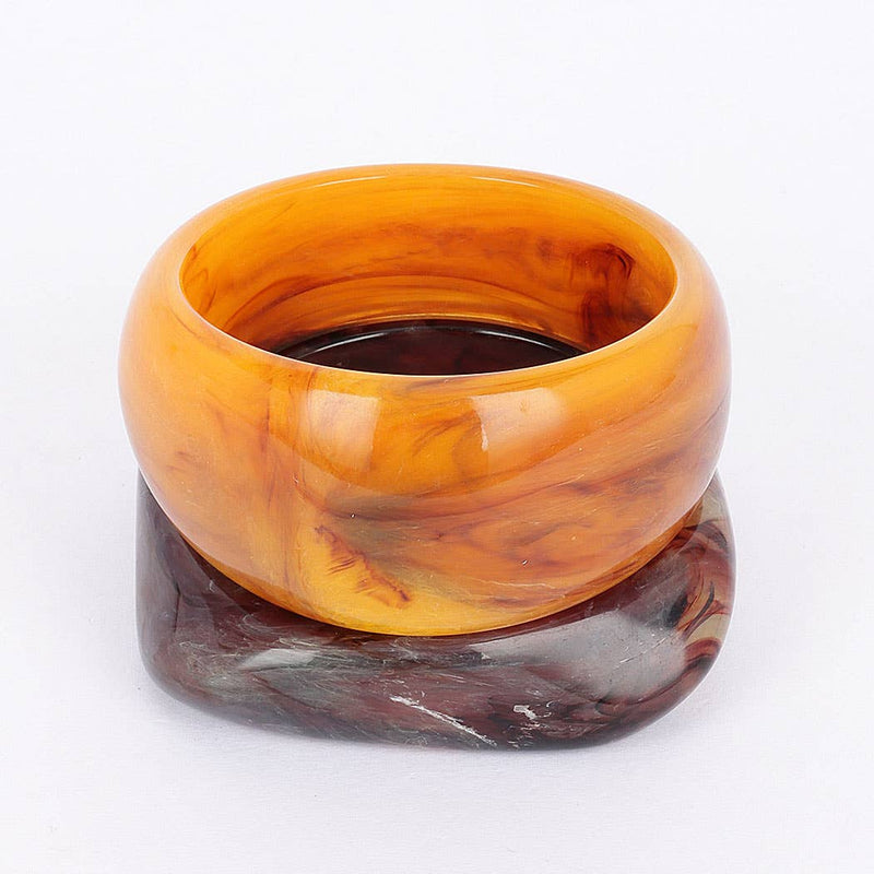 2pack Resin Bangle: Brown-Hand In Pocket