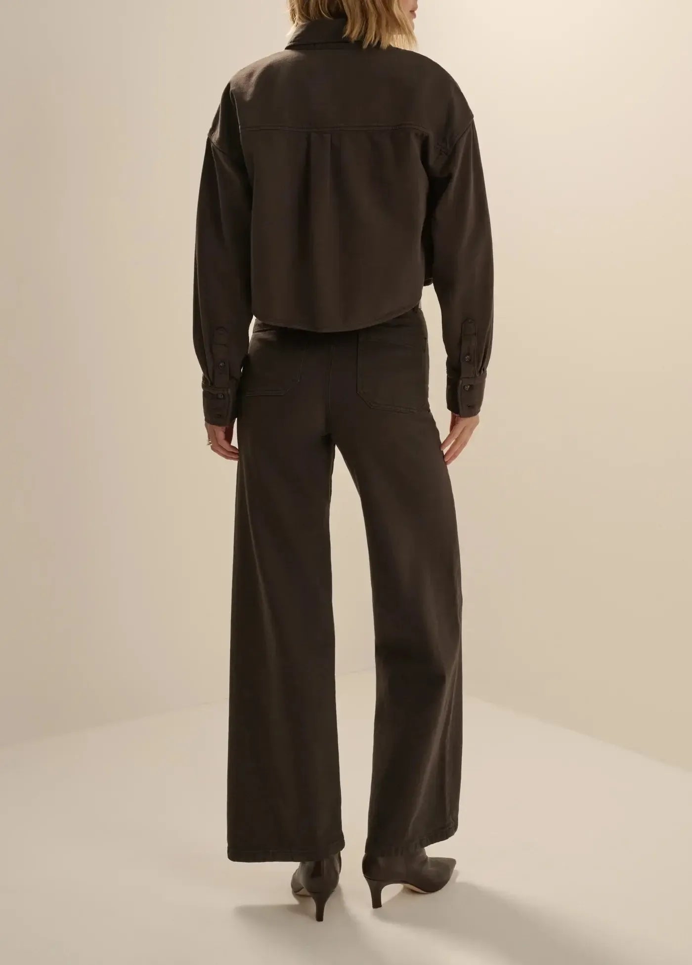 Favorite Daughter The Crop Ex Boyfriend Shirt - Espresso-Hand In Pocket