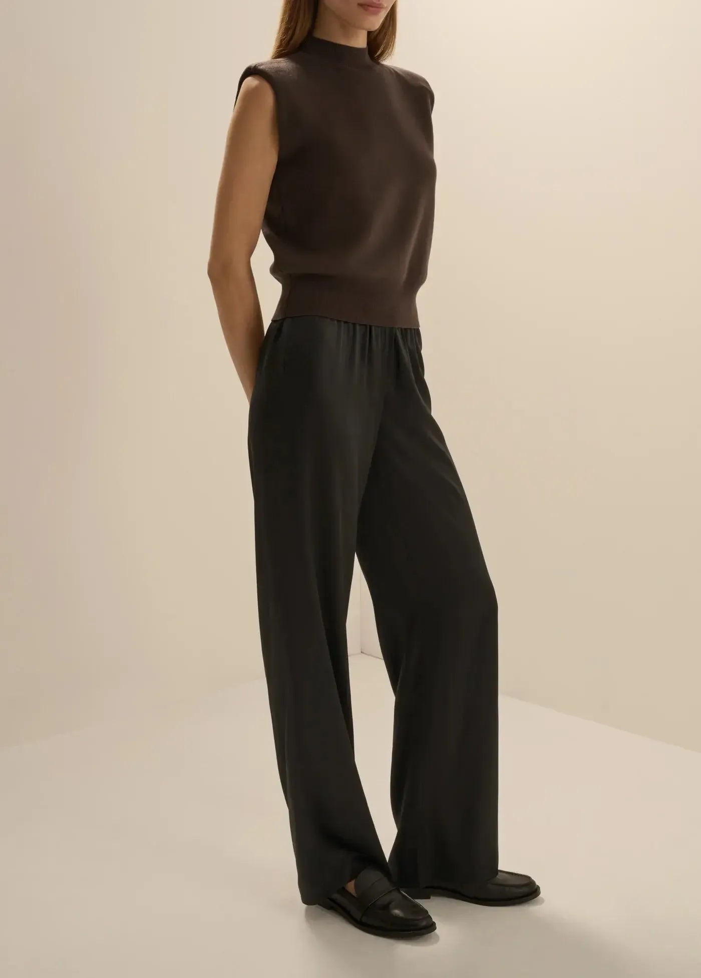 Favorite Daughter The Whitney Top - Espresso-Hand In Pocket