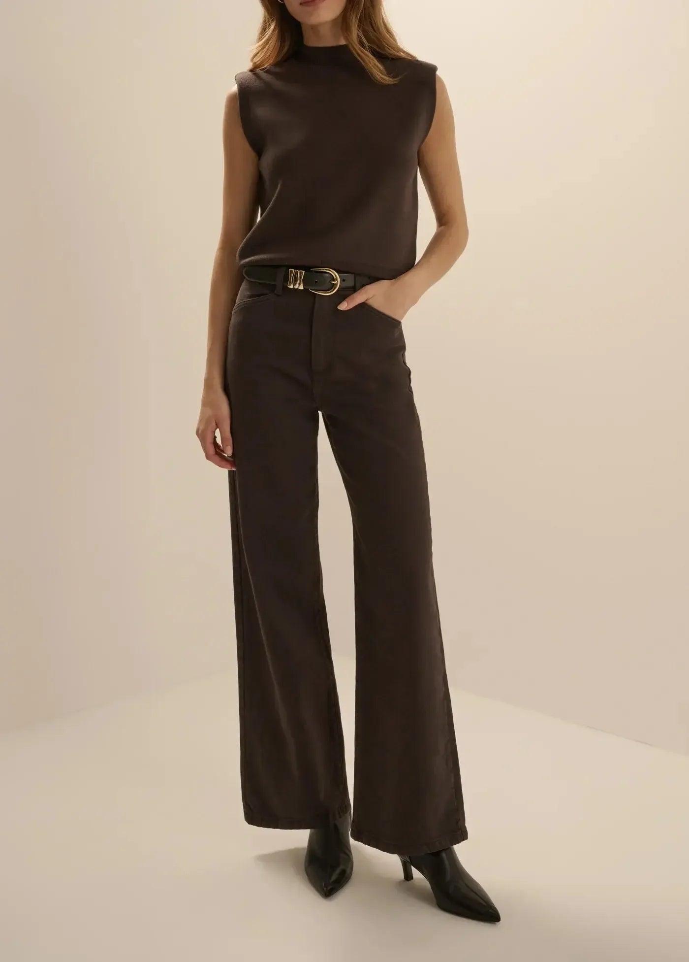Favorite Daughter The Whitney Top - Espresso-Hand In Pocket