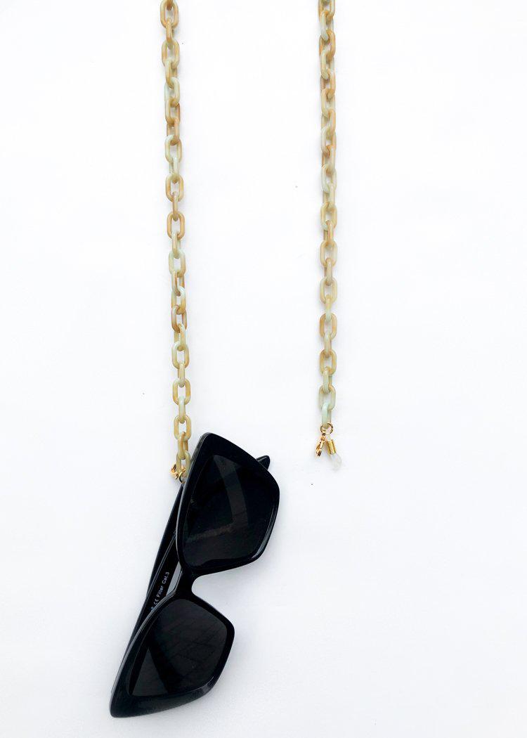 Bracha Jillian Acrylic Face Mask Chain - Neutral-Hand In Pocket