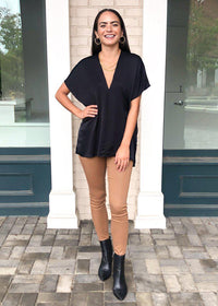 Karlie Bondi Tunic- Noir-Hand In Pocket