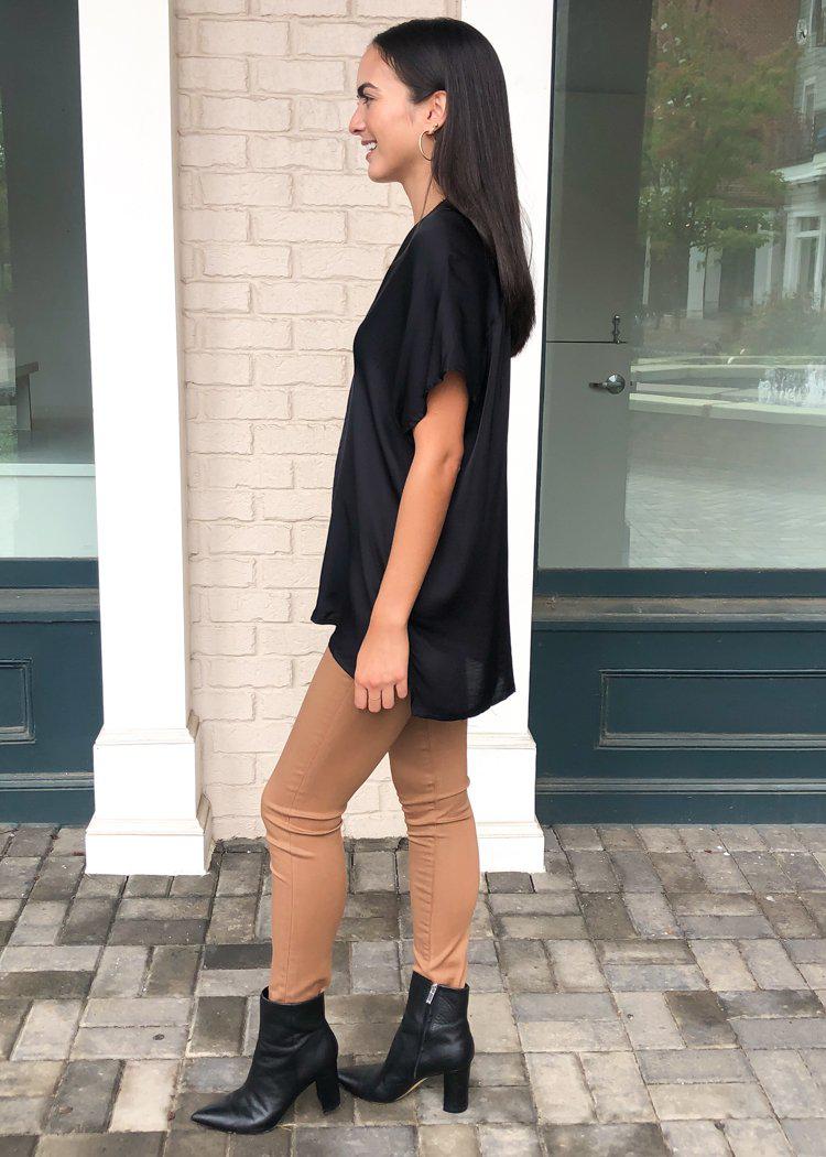 Karlie Bondi Tunic- Noir-Hand In Pocket