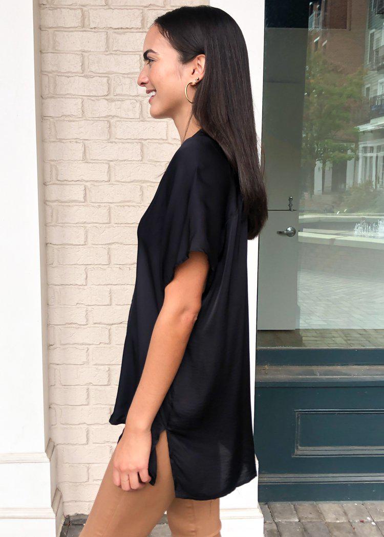 Karlie Bondi Tunic- Noir-Hand In Pocket