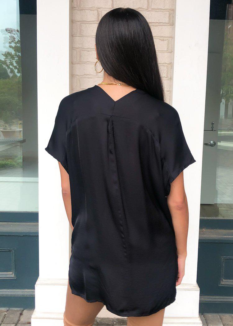 Karlie Bondi Tunic- Noir-Hand In Pocket
